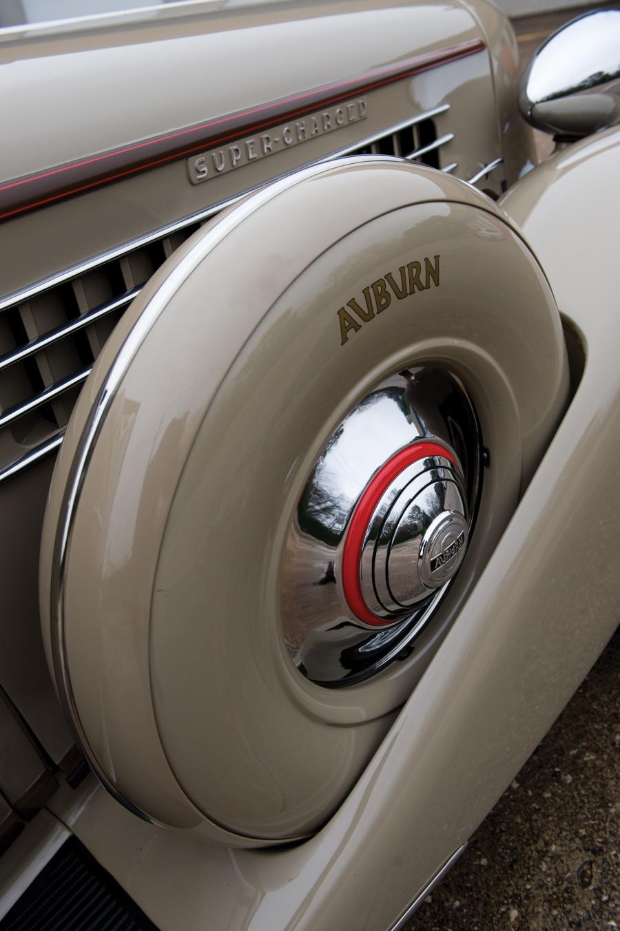Детали экстерьера Auburn 851 Supercharged Dual Ratio Phaeton Sedan 1935 года  (фото 22 из 40)